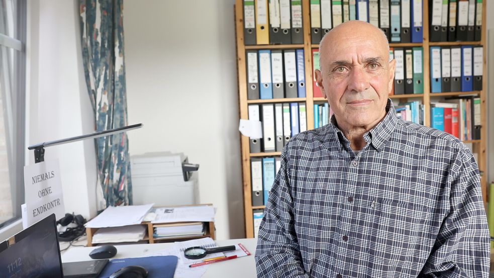 Prof. Dr. Fadlalla Omairi in seinem Büro in Moormerland. Der 77-Jährige ist unter anderen Schriftsachverständiger. Foto: Claus Hock