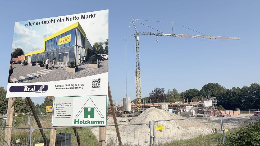 Ein Kran steht auf dem Baugrundstück vom Netto-Markt in Filsum. Foto: Lars Löschen