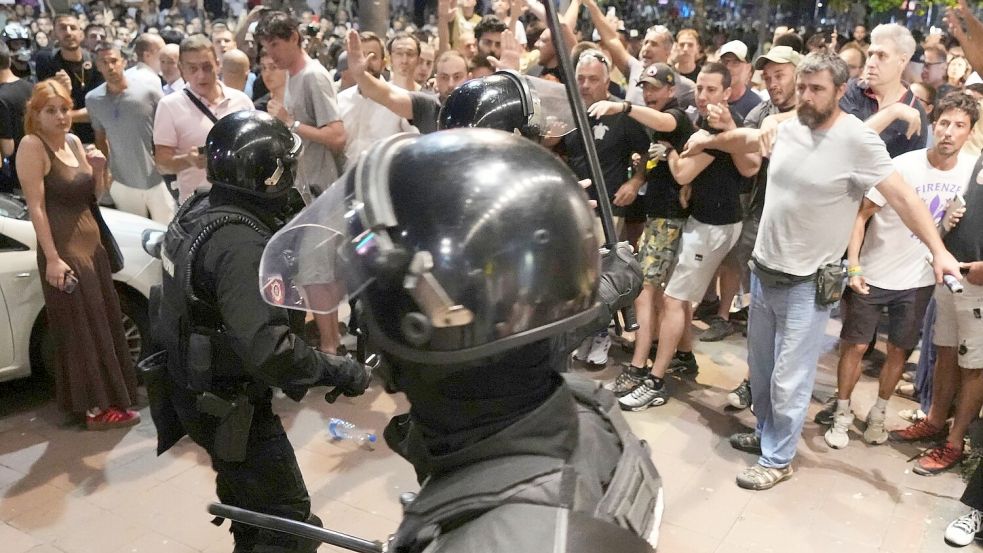 Bei Protesten gegen die Regierung in Serbien kommt es zu Auseinandersetzungen zwischen Polizei und Regierungsanhängern. (Archivbild) Foto: Darko Vojinovic/AP/dpa