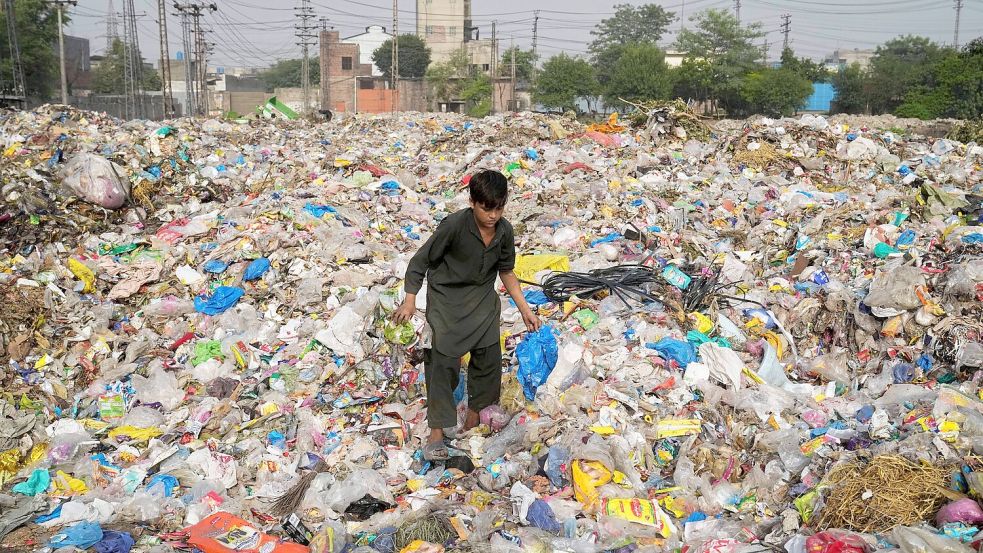 Plastikabfall wird auch exportiert und sorgt in vielen Entwicklungsländern für Probleme. (Archivbild) Foto: K.M. Chaudary/AP/dpa