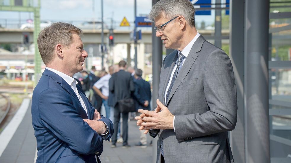 Der eine geht, der andere bleibt: Noch-Bahnchef Lutz und Verkehrsminister Schnieder. Foto: Harald Tittel/dpa
