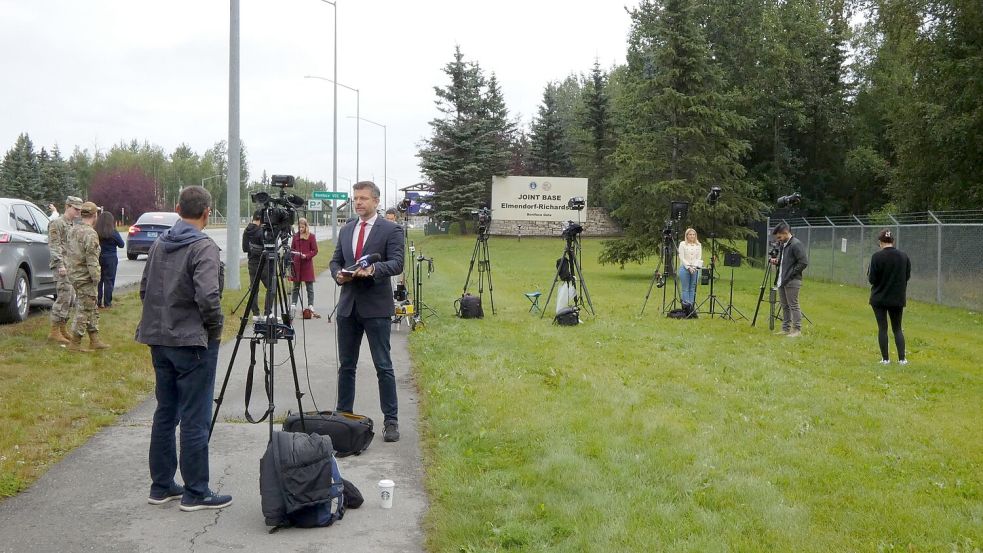 Journalisten bereiten sich auf das Treffen von Trump und Putin in Alaska vor. Foto: Luzia Geier/dpa
