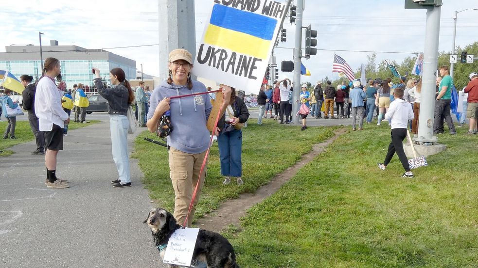 Unter den Demonstranten: auch der ein oder andere Hund. Foto: Luzia Geier/dpa