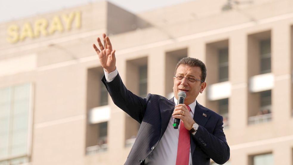 Seit der Verhaftung des CHP-Politikers Imamoglu gibt es immer wieder Razzien gegen Anhänger der größten Oppositionspartei in der Türkei. (Archivbild) Foto: Emrah Gurel/AP/dpa