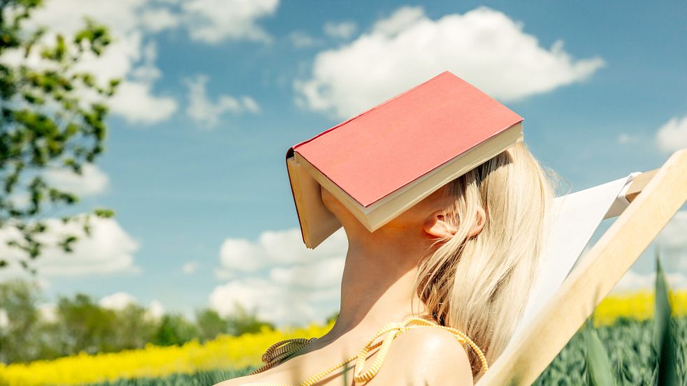 Sommerzeit - Lesezeit? Wer im Sommer unterwegs ist, sollte ein gutes Buch immer dabei haben. Welche am besten? Wir geben Tipps. Foto: IMAGO/Vira Simon