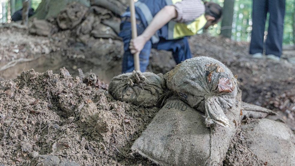 Archäologen haben in Schleswig-Holstein Bundeswehr-Sandsäcke gefunden. Foto: Markus Scholz/dpa
