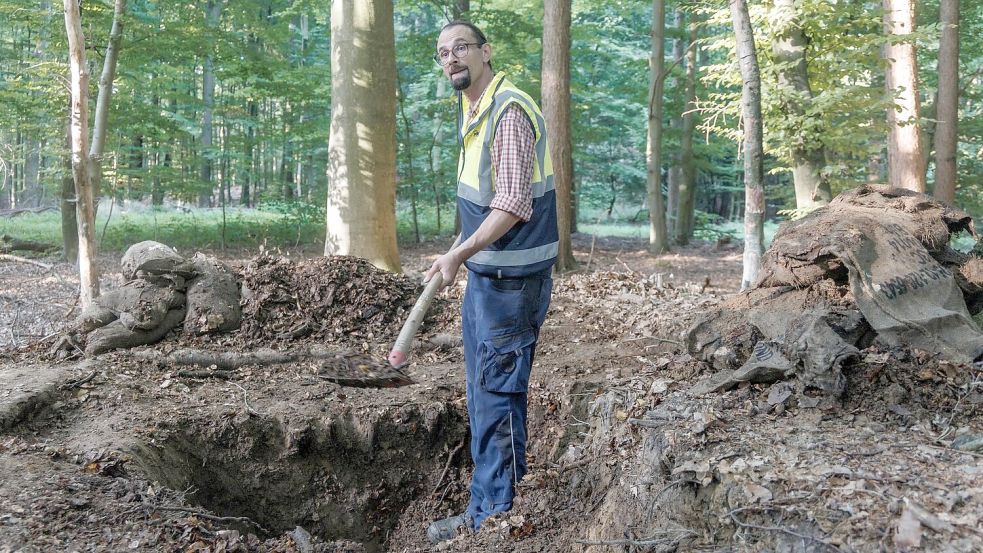Grabungsleiter Christoph Unglaub sagt, das Denkmal sei zum Teil zerstört worden. Foto: Markus Scholz/dpa