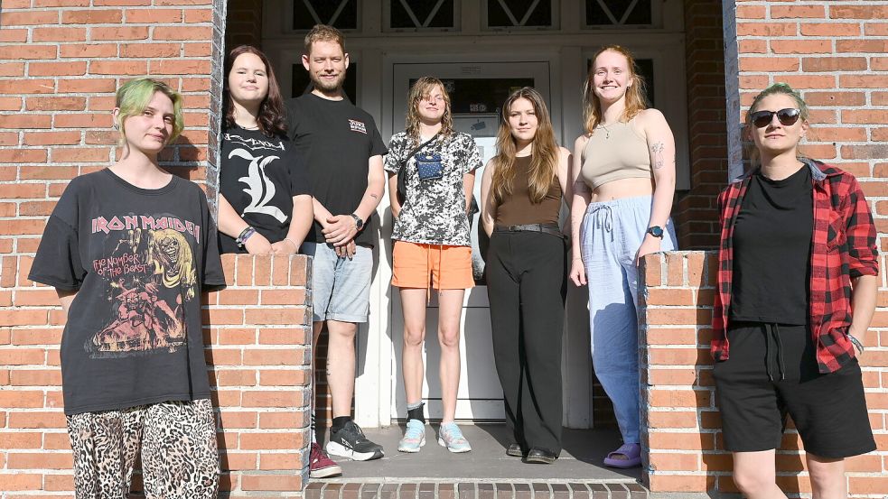 Nach der erfolgreichen Premier im vergangenen Jahr veranstaltet das Jugend- und Kulturzentrum (JUKZ) Rhauderfehn eine weitere Jugenddisco. Diese findet am Samstag, 16. August, statt. Die Vorstandsmitglieder des JUKZ (von links) Astrid Watzema, Romy Boekhoff, Wilke Frerichs, Stina-Marie von Ophysen, Karla Laprell, Fenja Elsner und Frauke Watzema freuen sich schon auf viele Gäste. Foto: Holger Weers
