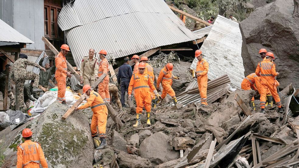 Sturzfluten trafen das Dorf Chositi. Foto: Channi Anand/AP/dpa