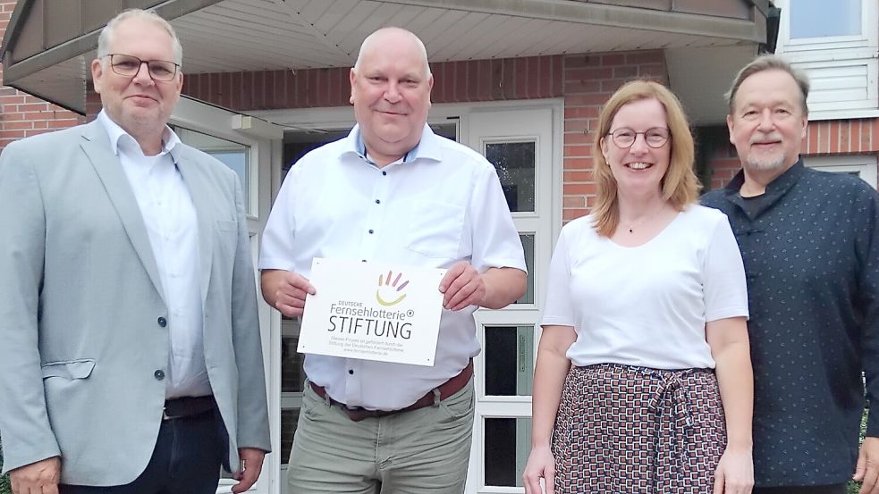 Superintendent Thomas Kersten (von links), Altenseelsorger Frank Schüür, Diakonin Carmen Collmann und Dr. Klaus Bajohr-Mau, Pastor für Altenseelsorge, vom Kirchenkreis Rhauderfehn freuen sich über den Start des Projektes „Gemeinsam gegen Einsamkeit“.