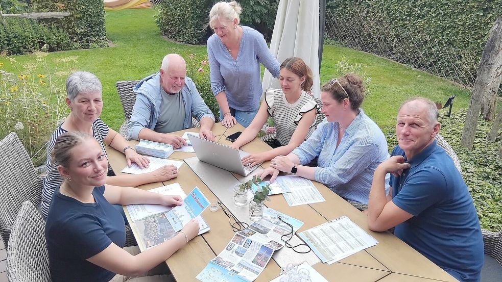 Emma Bleeker (von links), Heika Bunger, Bernhard Bünnemeyer, Silke Bleeker, Frauke Weerts, Ulrike Erchinger und Torsten Bleeker treffen letzte Vorbereitungen vor der Bereisung von Backemoor. Foto: Clarissa Scherzer