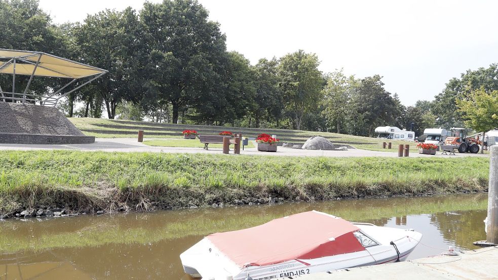 Ein Blick von der Wasserseite auf die für den Neubau des Hotels vorgesehene Fläche, die derzeit als Amphitheater genutzt wird. Auch der steinerne Butt müsste verschwinden. Foto: Hans Passmann