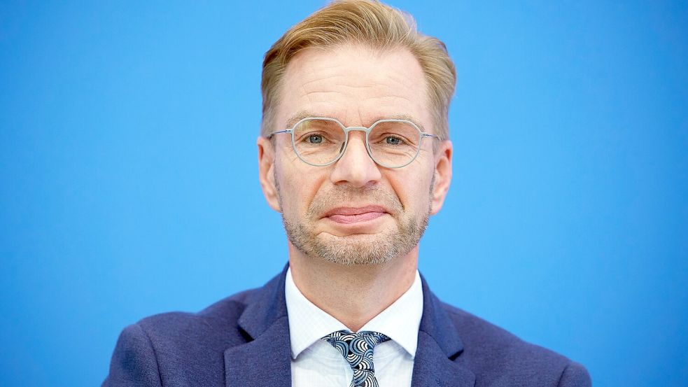 Holznagel forderte, die Zahl neuer Verbeamtungen auf ein Minimum und ausschließlich auf die hoheitlichen Kernbereiche zu beschränken – bei der Polizei, in der Finanzverwaltung und in der Justiz. (Archivbild) Foto: Joerg Carstensen/dpa