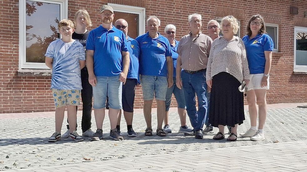 Einige der ehrenamtlichen Helfer, die an der Erstellung der Parkplätze am Dorfgemeinschaftshaus in Breinermoor mitgewirkt haben: (von links nach rechts) Johannes Möhlmann, Noah Emken, Lars Möhlmann, Jogi Bux, Lothar Geiken, Birgit Bux, Hermann Schulte, Menhard Feldmann, Ulrike Kemper und Karen Geiken. Es fehlen: Reiner Schulte, Johann Kluin, Ludwig Schulte, Leon Hoyten, Claudia Ridder und Tido Kluin. Foto: Karen Geiken