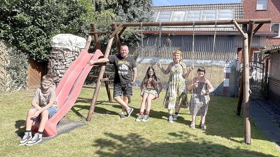 Andre Neumann, Christina Stalla und ihre Drillinge Till (von links), Leonie und Lillith machen seit Jahren Urlaub in Norddeutschland. Foto: Svenja Alberts