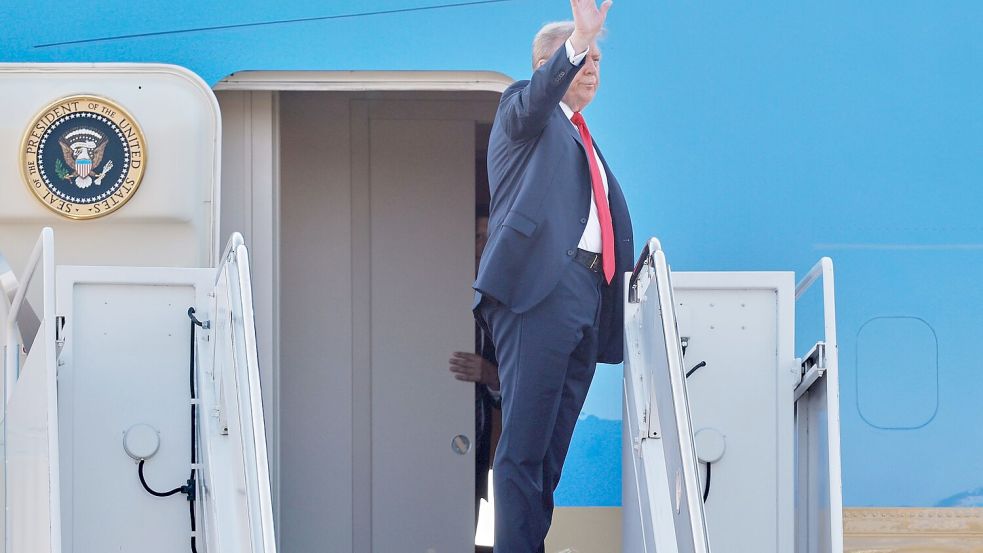 Trump inszeniert sich als Friedensstifter. Foto: Luis M. Alvarez/FR596 AP/dpa