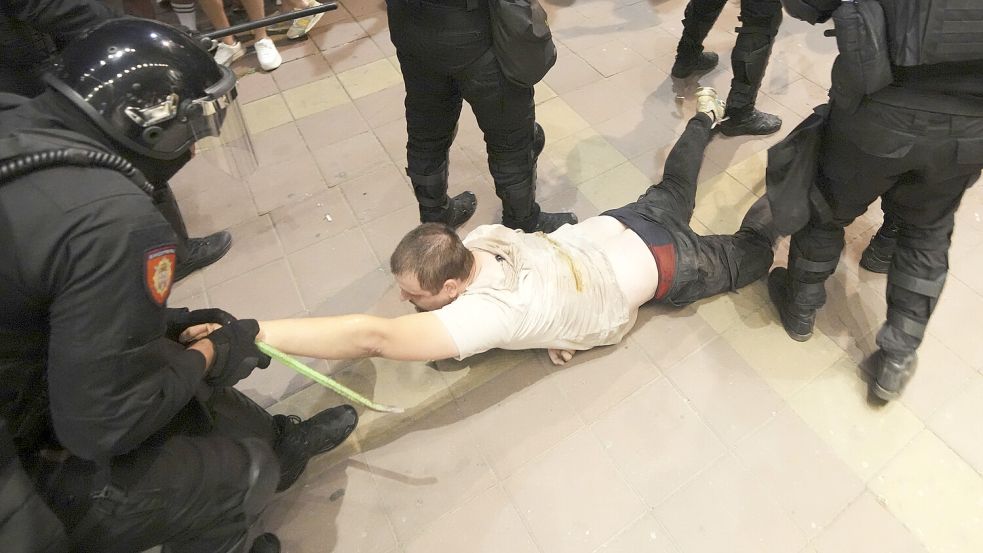 Seit Monaten protestiert die serbische Bevölkerung gegen die Regierung. Jetzt ist es zu gewalttätigen Ausschreitungen gekommen. Foto: dpa/AP/Darko Vojinovic