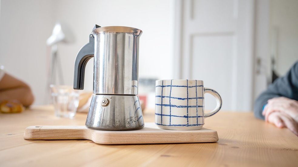 Der Start in den Tag mit Kaffee ist für die meisten Menschen ein jahrzehntelanges Ritual. (Symbolbild) Foto: Sebastian Gollnow/dpa