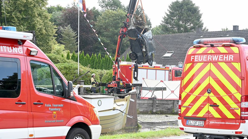 Mehrere Feuerwehren waren im Einsatz. Auch der Rüstwagen der Feuerwehr Leer wurde gerufen. Dieser ist mit einem Kran ausgestattet. Damit wurde das zerstörte Auto geborgen. Foto: Lars Penning/DPA