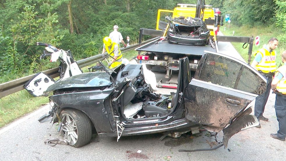 Zwei junge Menschen sterben bei dem Unfall auf der Landstraße. Foto: Thorsten Kremers/dpa
