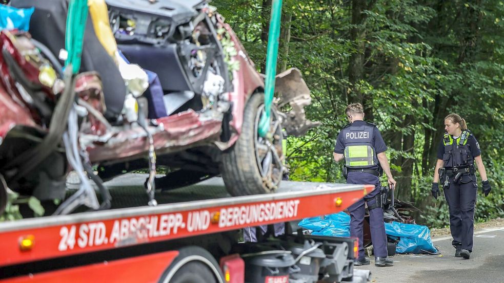 Zwei 19-jährige Männer sowie zwei 14 und 16 Jahre alte Mädchen sind bei einem Autounfall in Kürten gestorben. Am Steuer saß ein 16-Jähriger. Er überlebte. Der Wagen gehört seinen Eltern. Foto: Christoph Reichwein/dpa