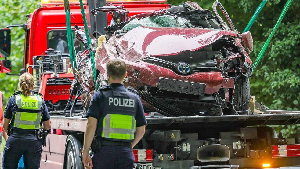 Der 16-jährige Fahrer war in einer Kurve von der Fahrbahn abgekommen und gegen einen Baum geprallt. Wie genau es dazu kommen konnte, wird jetzt untersucht. Foto: Christoph Reichwein/dpa