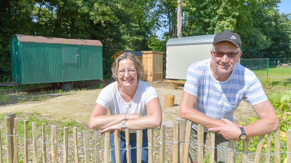 Kirsten Weers und Gerd Otten stehen in dem Bereich, den die Kita bereits nutzt. Foto: Klaus Ortgies