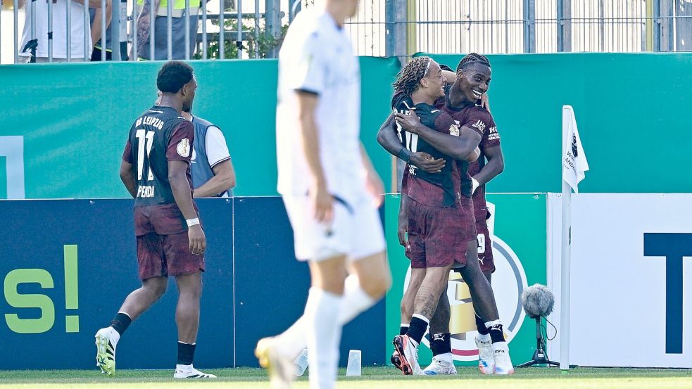 Sein Tor ebnet Leipzig den Weg in die zweite Runde: Ezechiel Banzuzi. Foto: Uwe Anspach/dpa