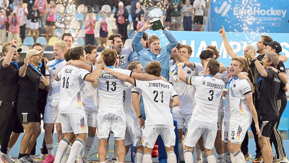 Das deutsche Hockey-Team feiert den insgesamt neunten EM-Titel. Foto: Federico Gambarini/dpa