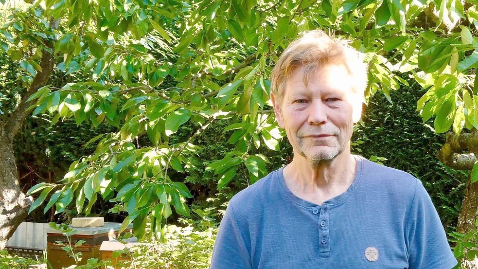 Detflef Käpnick züchtet Honigbienen in seinem Garten. (Archivbild) Foto: Alina Grünky/dpa
