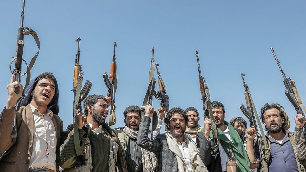 Bewaffnete Huthi-Mitglieder demonstrieren gegen Israel und die USA. (Archivbild) Foto: Osamah Yahya/dpa