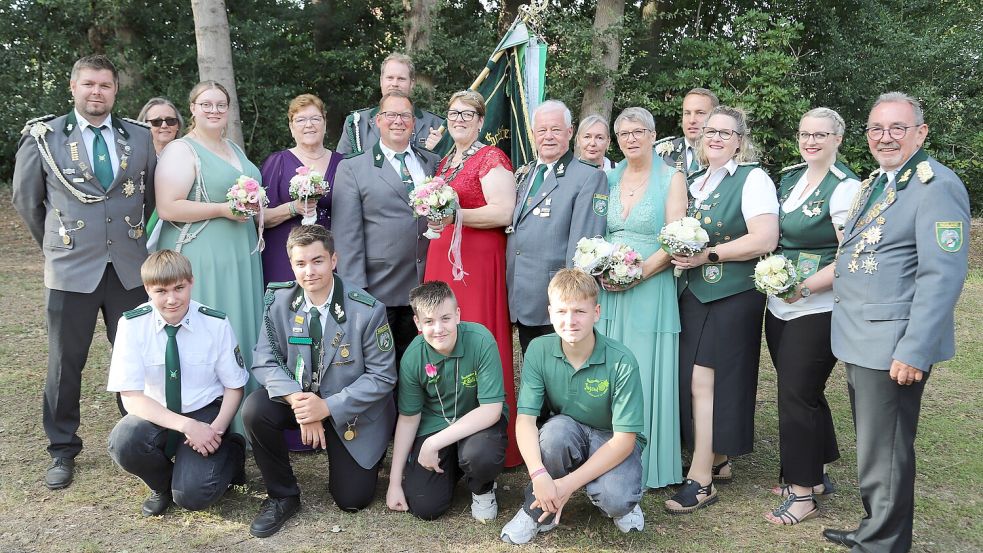 Der neue Königsthron des Schützenvereins Neuland mit Königin Kerstin Nordmann (Mitte) und Prinzgemahl Hugo.