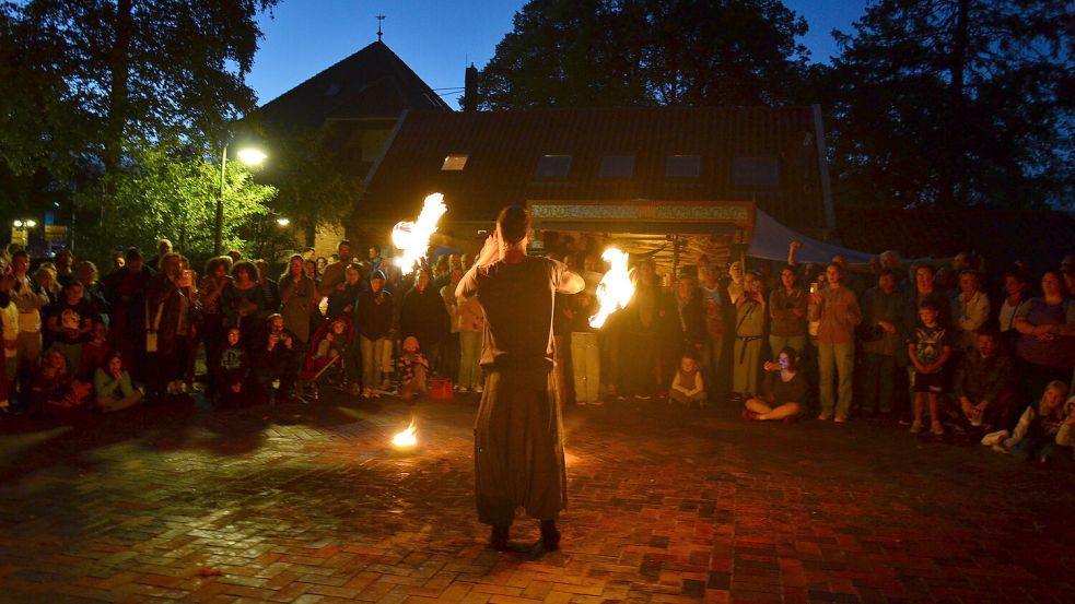 Ein Highlight war die Feuershow am Samstagabend auf dem Mittelalterfest in Hesel. Foto: Hannah Lehmann