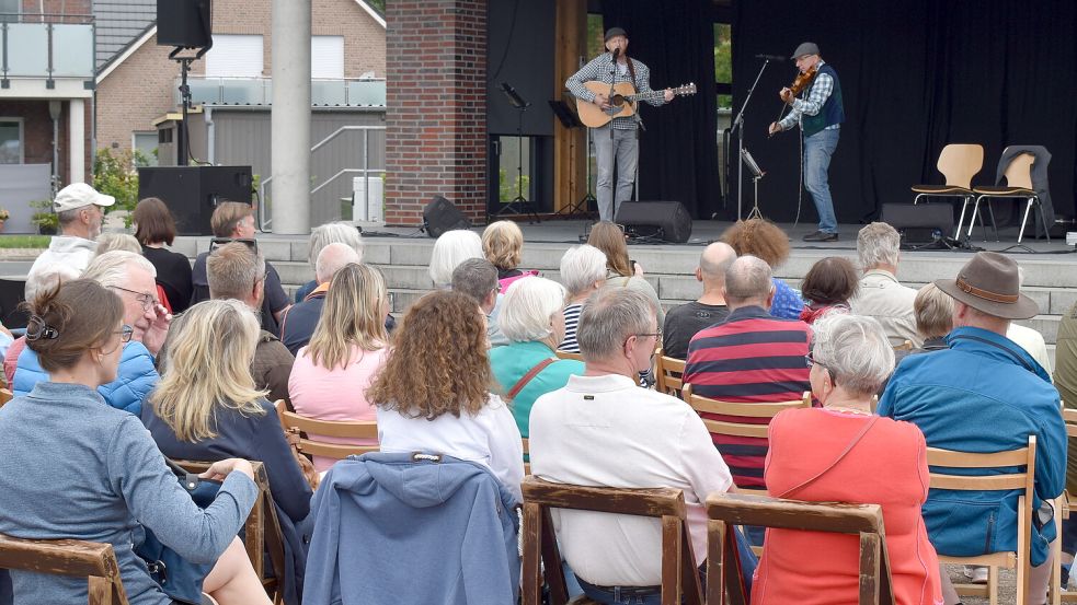 Mit dem Duo Thilo & Ron aus Rhauderfehn und Groningen ist am Sonntag „Klassik am Markt“ eröffnet worden. Fotos: Henrik Zein
