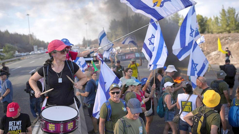 Demonstranten in Israel fordern die Freilassung der Hamas-Geiseln. Foto: Ohad Zwigenberg/AP/dpa