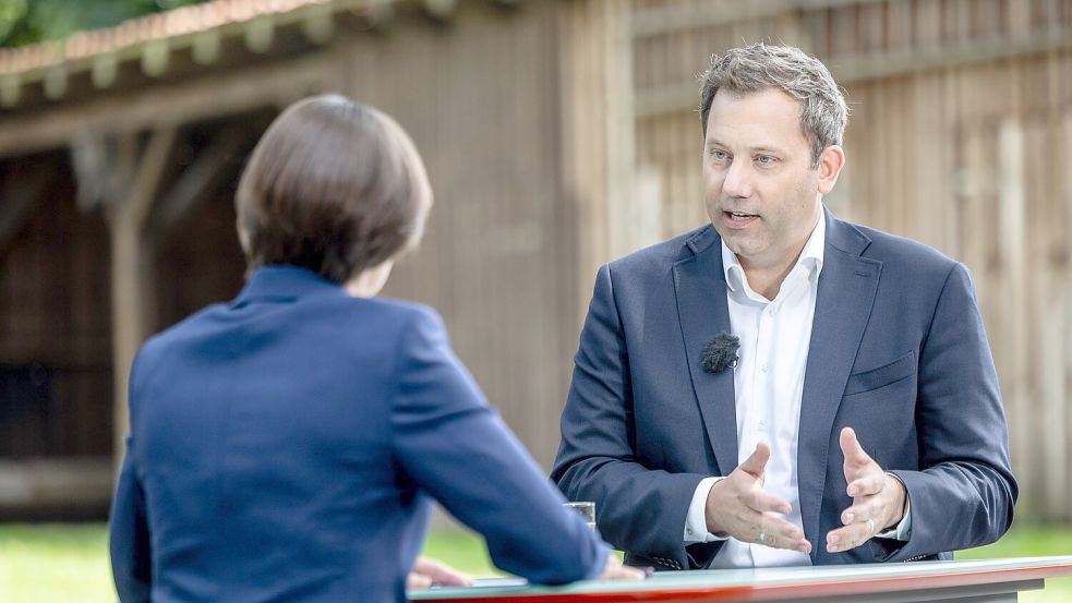 Wie können die Löcher im Haushalt gestopft werden? „Da wird keine Option vom Tisch genommen“, sagt der Finanzminister. Foto: Axel Heimken/ZDF/dpa