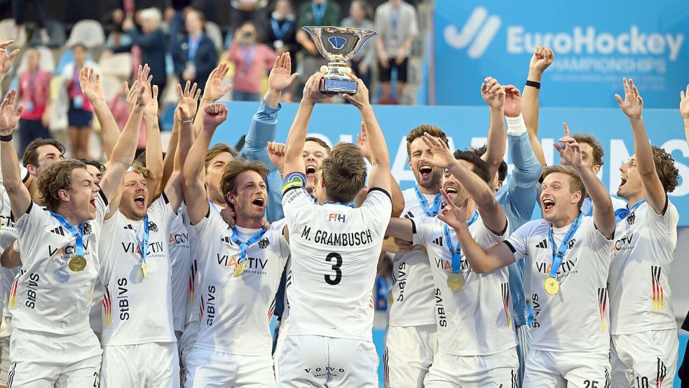 Mats Grambusch mit seinem letzten Pokal. Foto: Federico Gambarini/dpa