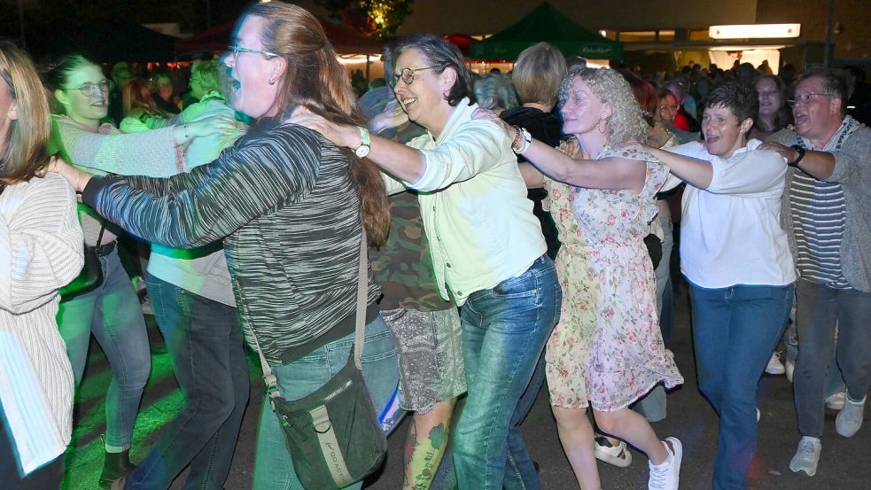 Eine Polonaise über den Schulhof durfte nicht fehlen. Die Schlager-, Rock- und Popklassiker aus vergangenen Jahrzehnten kamen beim Publikum sehr gut an. Fotos: Holger Weers