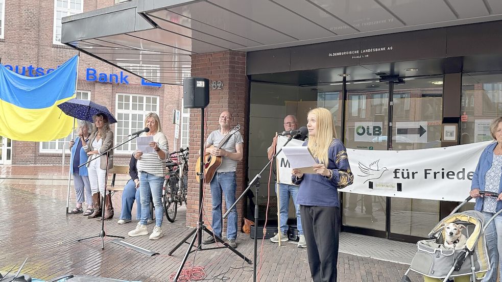 Valeriia Bila sprach bei der Mahnwache über ihre Erfahrungen. Foto: Svenja Alberts
