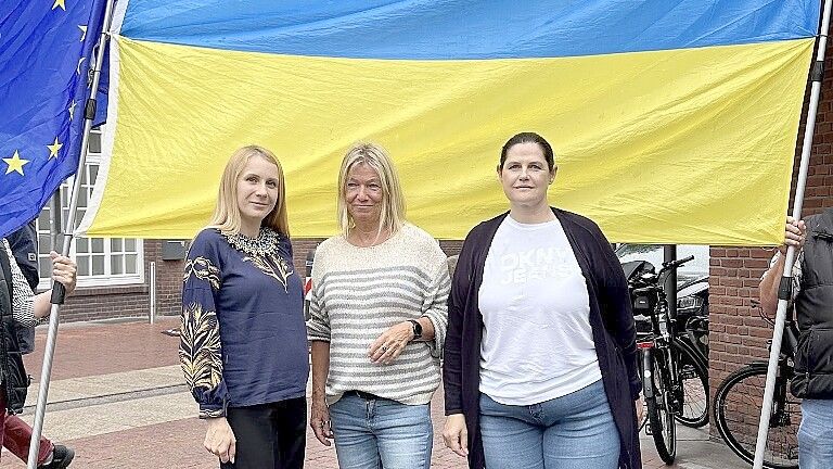Valeriia Bila (von links), Mechthild Tammena und Olga Skrypnyk bei der Mahnwache in Leer. Foto: Svenja Alberts