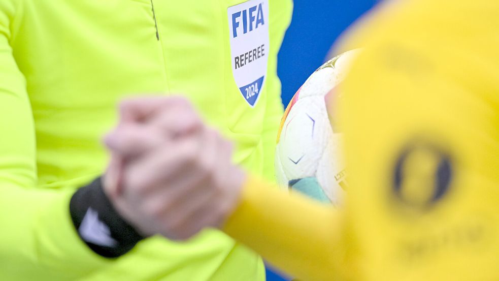 Neuer Handshake-Dialog: 70 Minuten vor jedem Bundesligaspiel müssen Trainer und Kapitäne in der Schiri-Kabine. Foto: IMAGO/Pius Koller