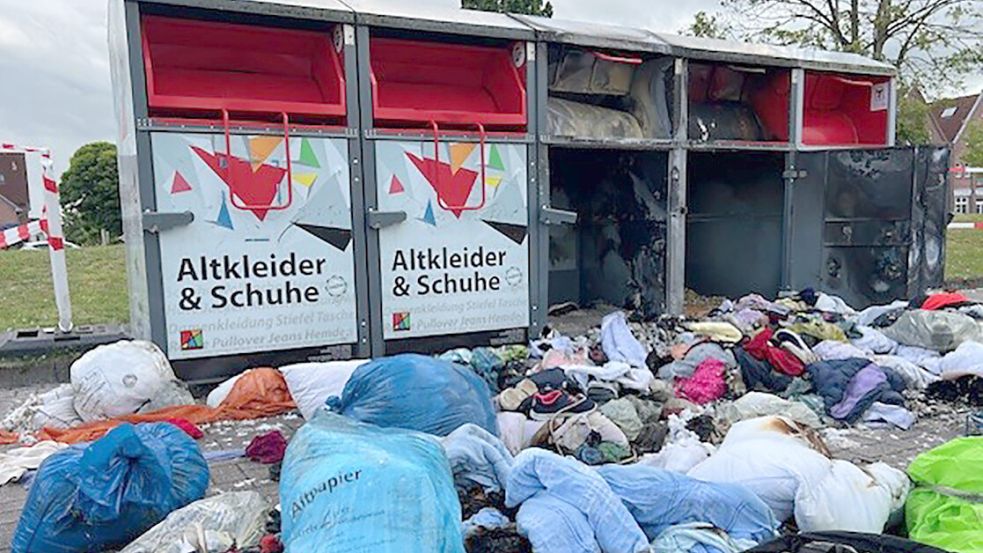 Nach einem Feuer in einem Altkleidercontainer bei Combi in Warsingsfehn kam zutage, was dort alles reingeworfen wird. Foto: Werner Wulf
