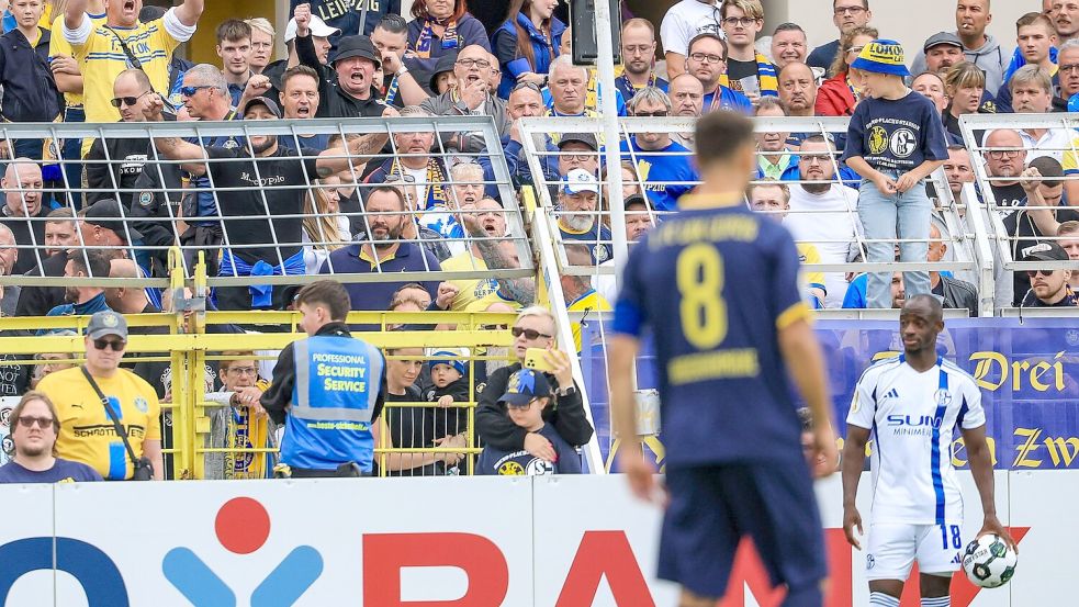 Christopher Antwi-Adjei (r, FC Schalke 04) steht bei einem Einwurf. Der Spieler gab nach dem Spiel an, dabei rassistisch beleidigt worden zu sein. Foto: Jan Woitas/dpa