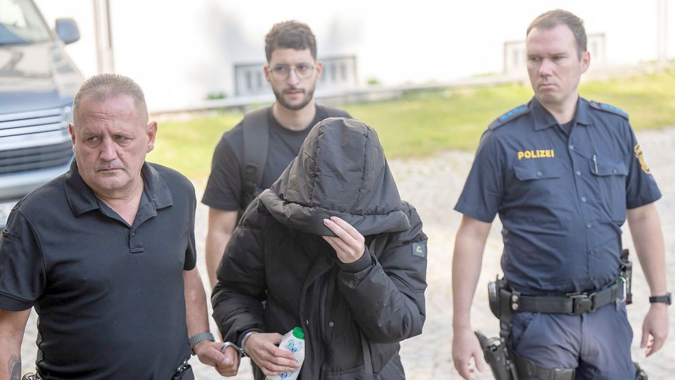 Zwei kleine Kinder werden tot im Bett gefunden, die Mutter sitzt daneben - nun steht sie vor Gericht. Foto: Peter Kneffel/dpa