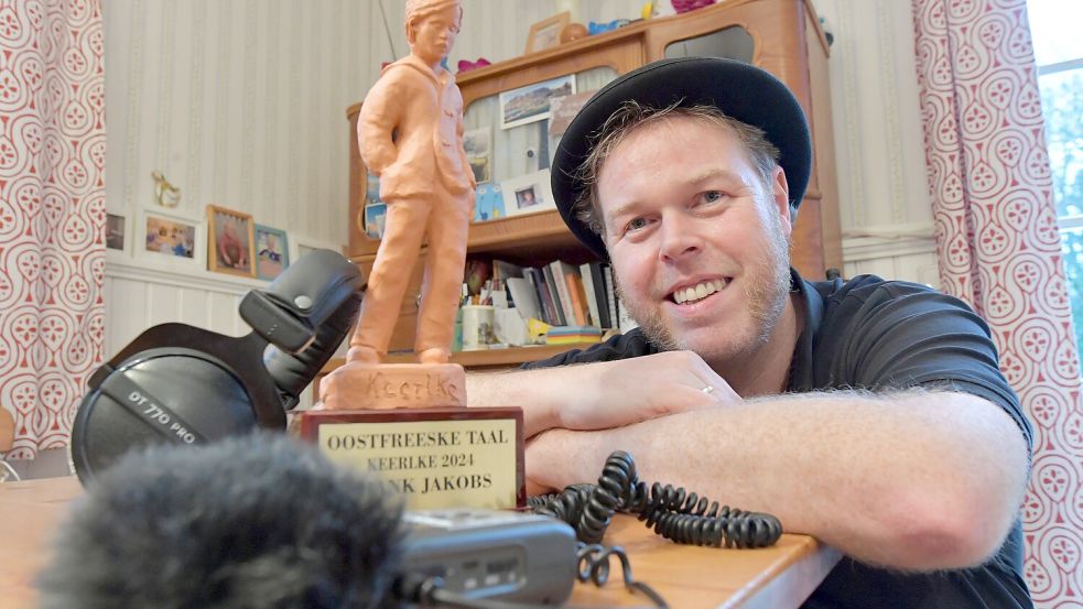 Frank Jakobs, Rundfunkjournalist und bekennender Plattsprecher, wird bei einer Veranstaltung in Moormerland einen Vortrag halten. Foto: Klaus Ortgies/Archiv