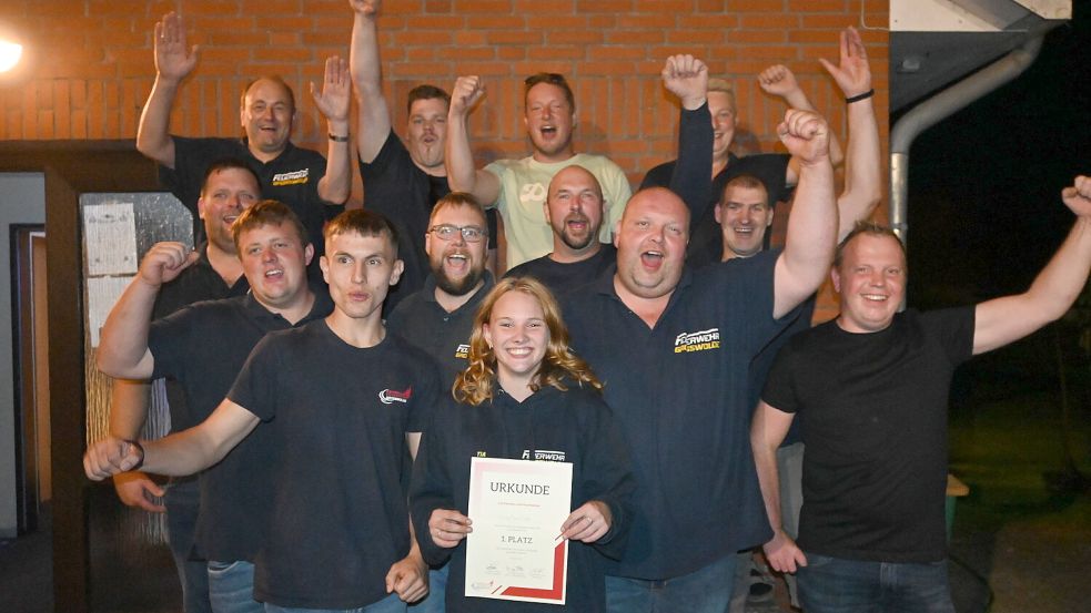 Völlig überraschend holte sich die Wettkampfgruppe der Freiwilligen Feuerwehr Großwolde den Gesamtsieg bei der eigenen Veranstaltung. Die Freude darüber kannte, wie auf dem Foto zu sehen, keine Grenzen mehr. Fotos: Holger Weers