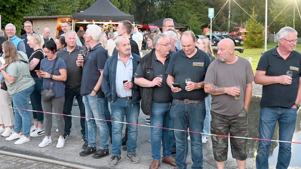 Viele Zuschauer waren am Freitagabend auf den Parkplatz an der Begegnungsstätte in Großwolde und verfolgten mit Spannung den Schnelligkeitswettkampf der teilnehmenden Wehren. Auch die jeweiligne Zeiten der Wettkampfgruppen wurden eifrig verglichen, wie auf diesem Foto zu sehen ist.