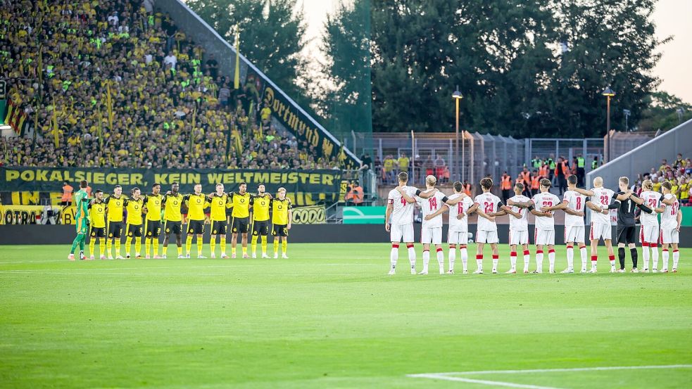 Gedenkminute für Ex-Fußballer Frank Mill, der bei beiden Clubs spielte. Foto: Christoph Reichwein/dpa