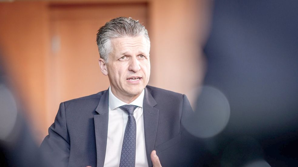 Wie können die Milliardenlöcher im Haushalt gestopft werden? Kanzleramtsminister Thorsten Frei (CDU) meint: Nicht mit Steuererhöhungen. (Archivbild) Foto: Michael Kappeler/dpa