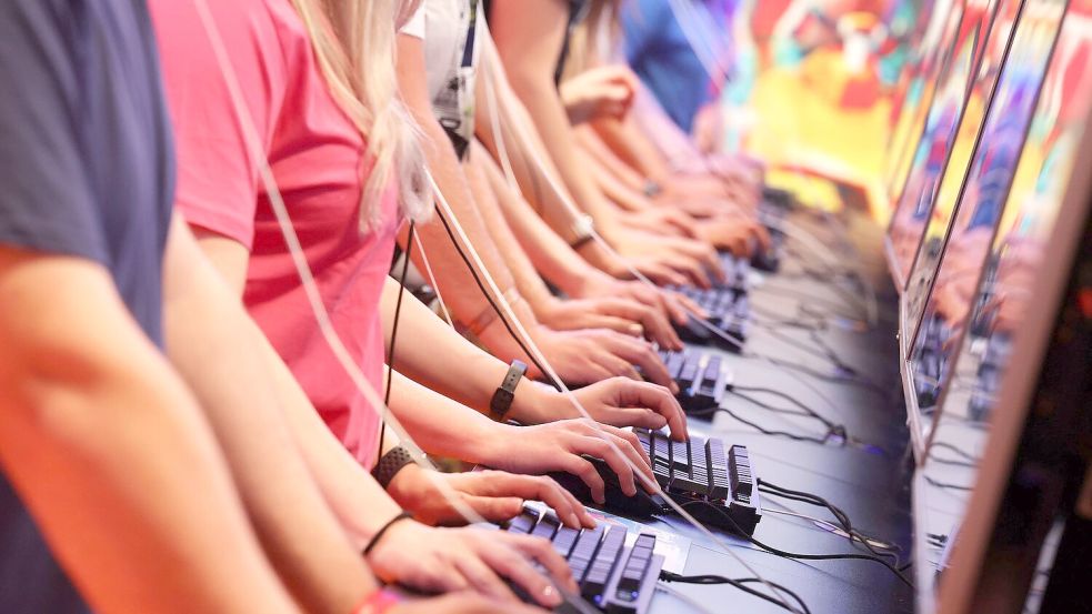 Jung und meist männlich: Besucherinnen und Besucher der Gamescom (Archivbild) Foto: Oliver Berg/dpa